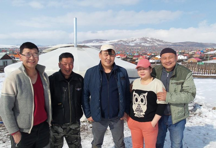 Гуталчин Х.Оюун-Эрдэнэ хүнд хэцүү амьдралтай Д. Одбаярт тусламжийн гараа сунгаж амьдрах гэрийг нь авч өгчээ