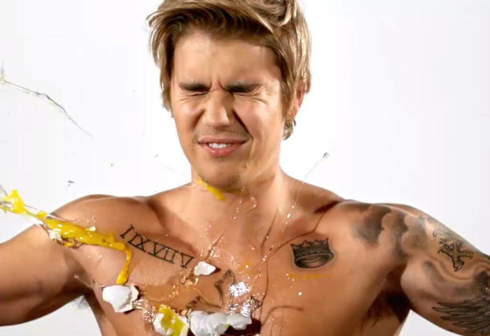 Justin Bieber төрсөн өдрөөрөө дээгүүрээ хувцас өмсөөгүй байна